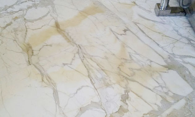 xử lý làm sạch đá bếp trắng bị ố vàng