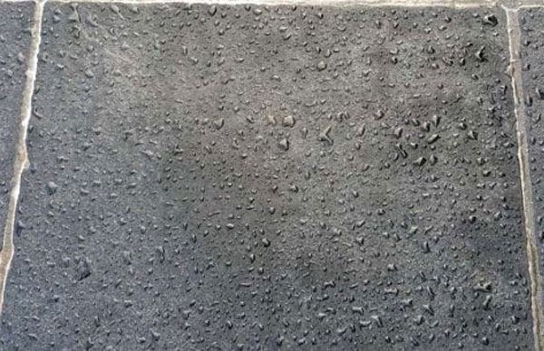 Tại sao cần chống thấm cho đá tự nhiên trước khi thi công ốp lát