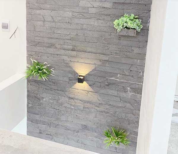 lý do sử dụng đá ong xám ốp giếng trời