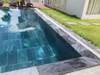 nên sử dụng đá sọc dưa 30x60 lát bể bơi không