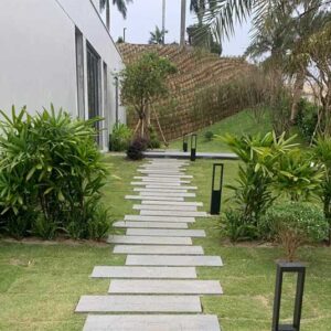 lý do chọn đá ong xám lát sân vườn