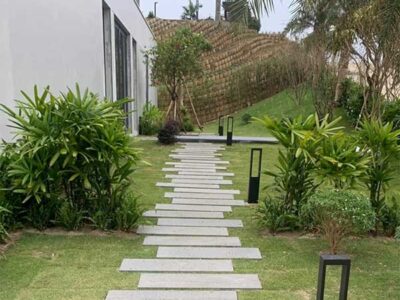 lý do chọn đá ong xám lát sân vườn