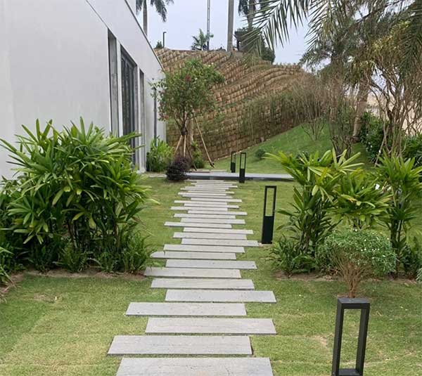 lý do chọn đá ong xám lát sân vườn