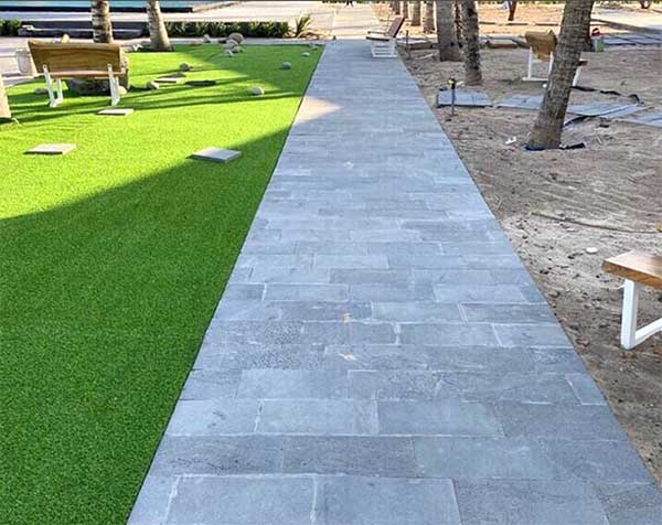 lý do nên chọn đá ong xám lát sân vườn